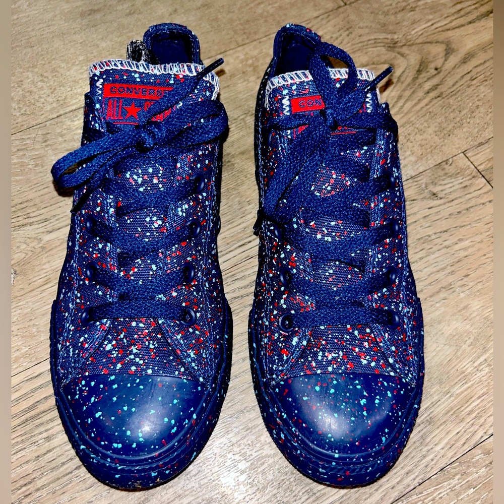 Women’s size 6 blue and red speckled converse all star sneakers